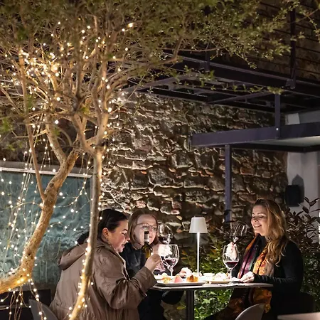 Uve Rooms & Wine Bar-2